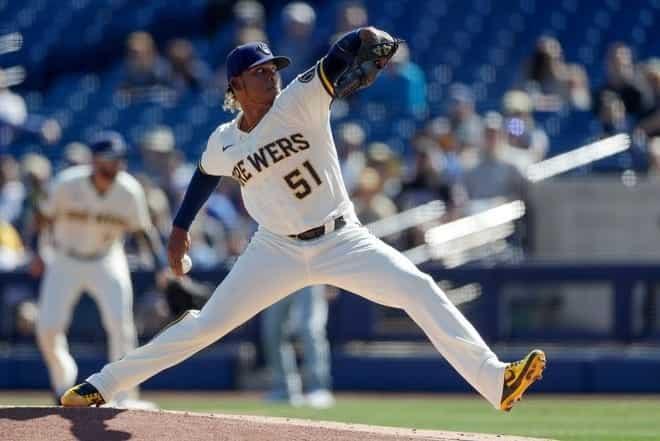 Freddy Peralta poncha a 13 ante Colorado