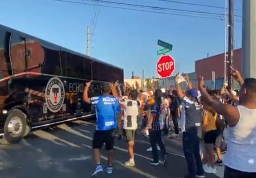 Afición rayada insulta a jugadores de Tigres previo al juego