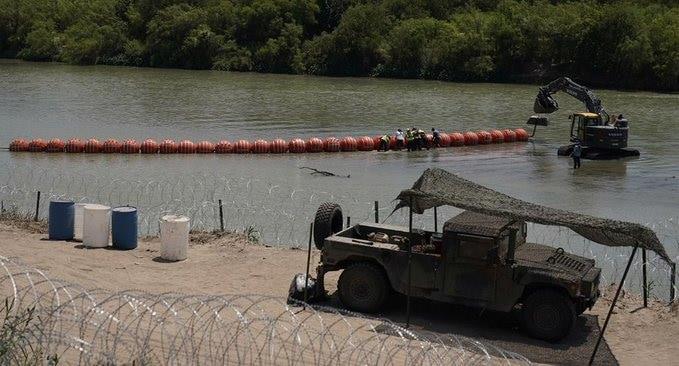 Niega Abbott que boyas causaran muerte de migrante Niega Abbott que boyas causaran muerte de migrante