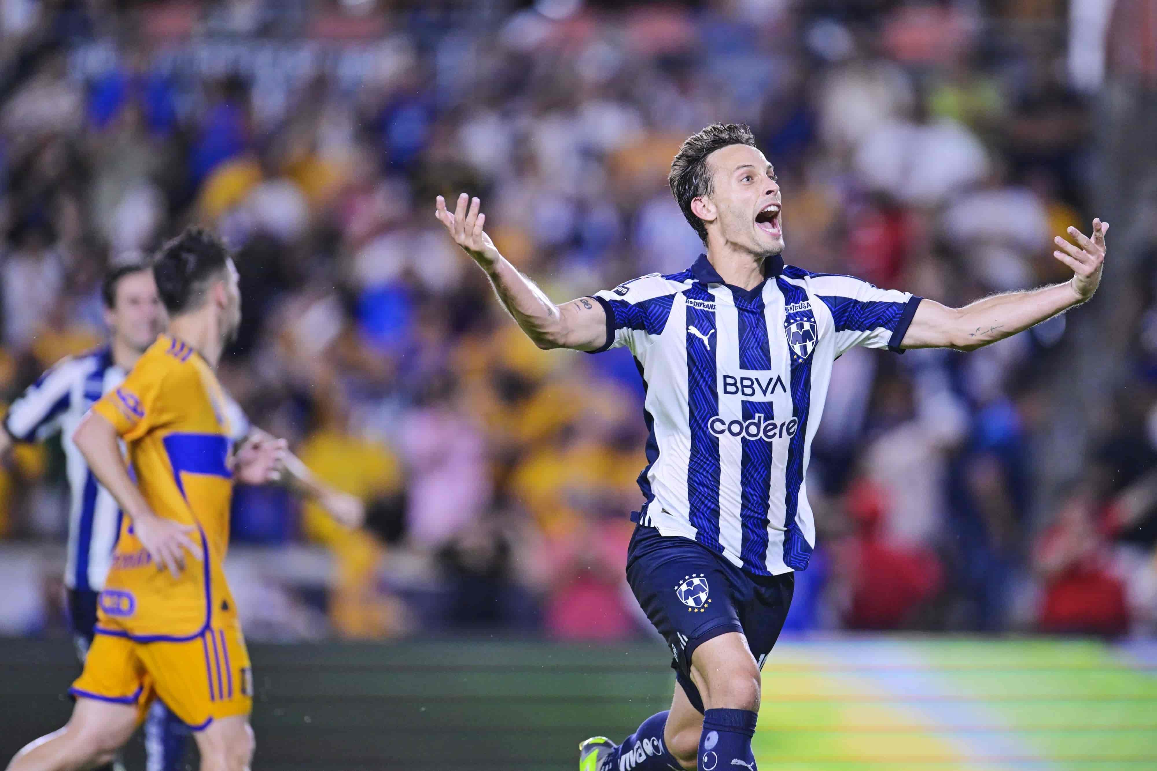 Sergio Canales anota su primer gol con Rayados de penal.