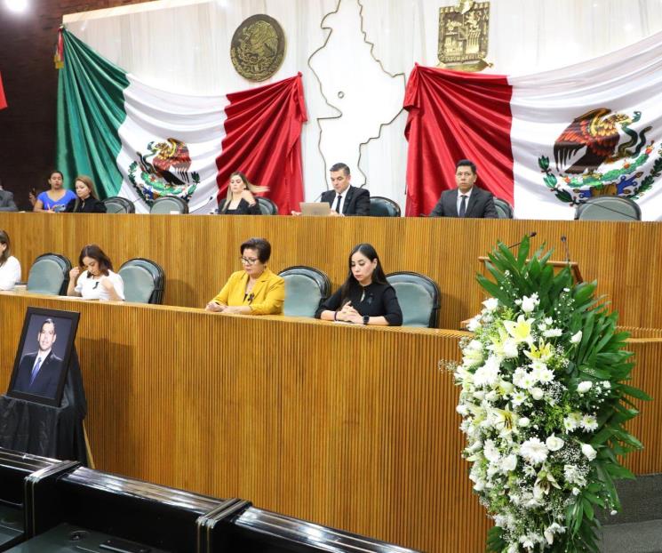 Brindan homenaje a diputado fallecido con minuto de silencio