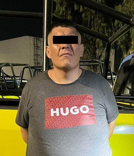 Un hombre que intentó huir en un taxi  al  ver la presencia de oficiales de la Policía de Monterrey, fue detenido por la presunta posesión de 21 bolsas de hierba verde con las características de la marihuana, además de que se le relaciona con el “cobro de piso”  a por lo menos 60 negocios, la madrugada de ayer en el centro de Monterrey.