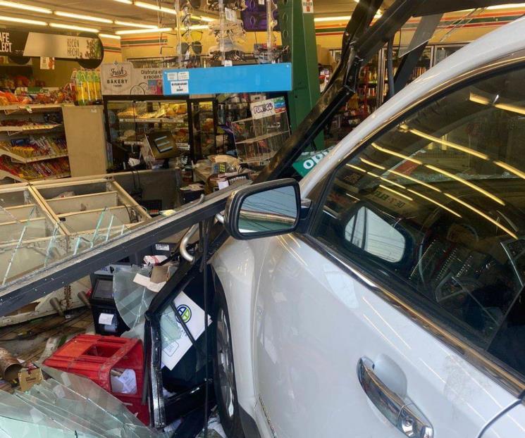Se estrella contra tienda de coveniencia en Monterrey