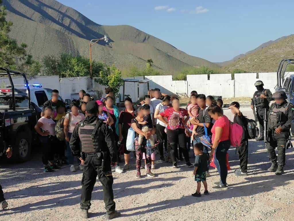 Dos hombres que trasladaban a 36 migrantes a la frontera con Estados Unidos, fueron arrestados por elementos de Fuerza Civil en el municipio de Galeana, al sur de Nuevo León, tras una persecución por varios kilómetros.