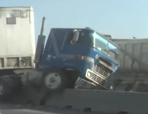 Se estrella tráiler contra muro en Escobedo