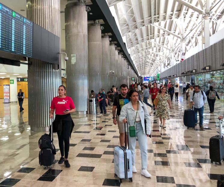 Desata superpeso salida histórica de turistas al extranjero