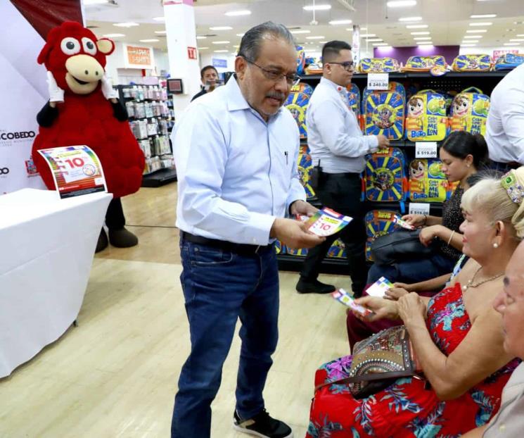 Reparte Escobedo vales para útiles escolares