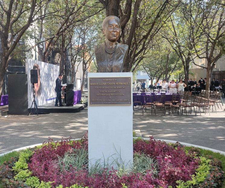 Develan busto de María Elena Chapa