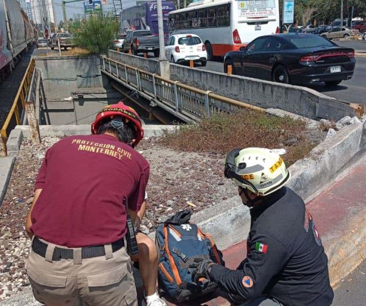 Intentan ganarle paso al tren, los embiste