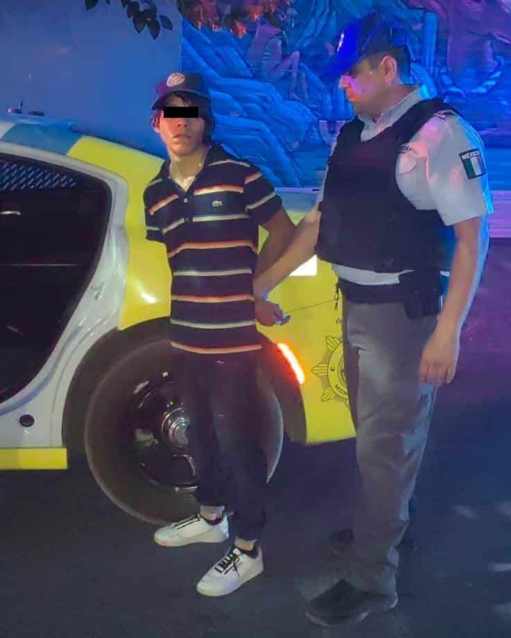 Luego de presuntamente amenazar de muerte a una mujer con un arma de fuego, debido a que no le quiso alquilar un cuarto de renta, un joven fue detenido por oficiales de la Policía de Monterrey, en el centro de la ciudad.