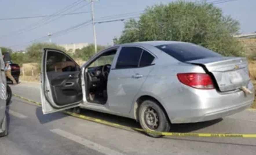 El cadáver de un hombre ejecutado fue encontrado dentro de la cajuela de un vehículo abandonado en el Libramiento Noroeste cerca de su cruce con Abraham Lincoln, ayer en el municipio de García.