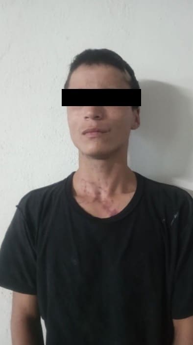 Al atender un reporte sobre una persona alterando el orden público, elementos de la Secretaría de Seguridad Pública y Vialidad de Santa Catarina detuvieron a un hombre que portaba droga.