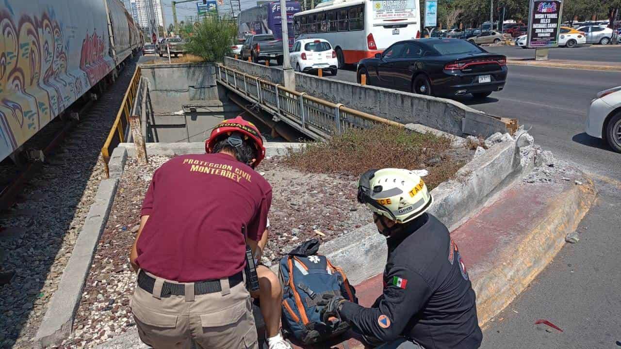 La imprudencia de dos conductores que trataron de ganarle el paso al ferrocarril, provocó caos vehicular, al poniente de la ciudad.