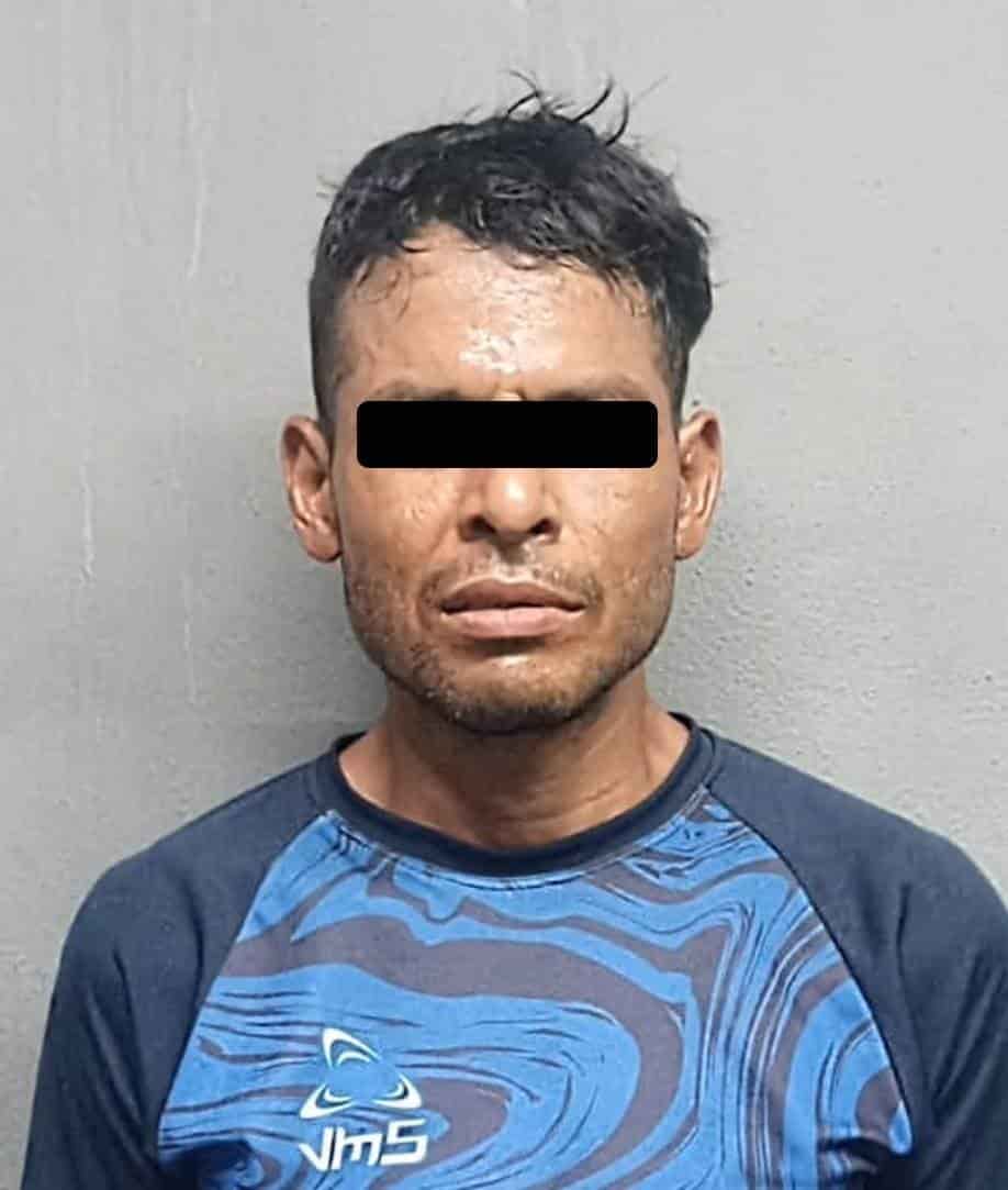 A unos minutos de robar una camioneta que dejaron con las llaves puestas y encendida, Policías de la Guardia de Proximidad de Apodaca detuvieron en una persecución al presunto ladrón, en la Colonia Deportivo Huinalá.