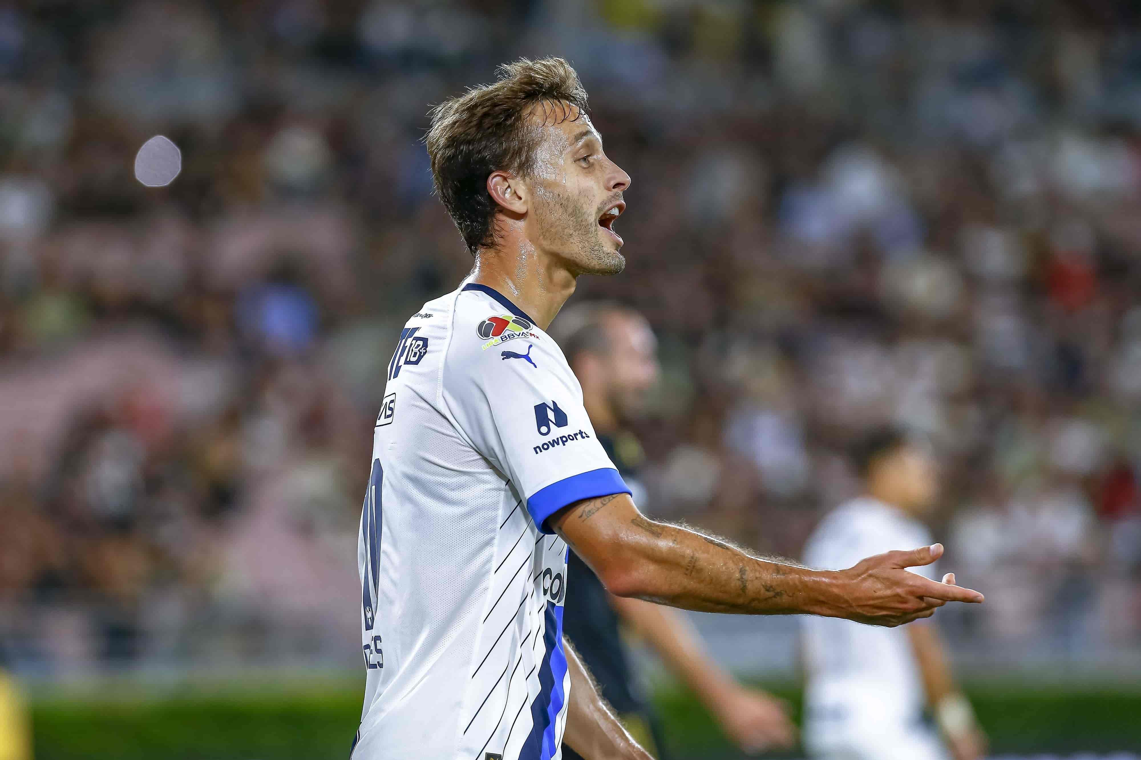 Sergio Canales anota gol de penal.