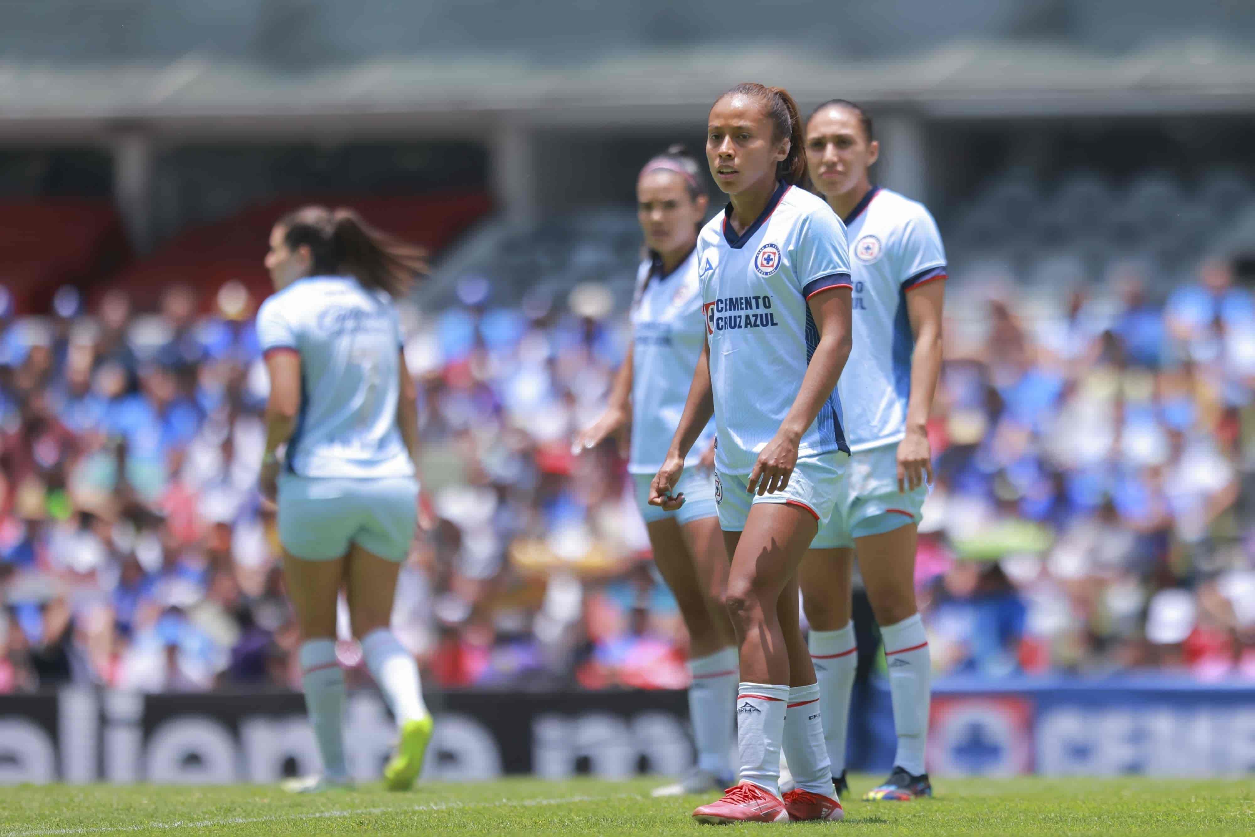Diana Anguiano comete autogol.