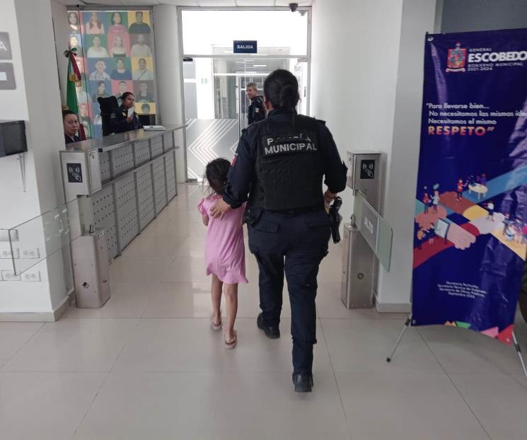 Ubica policía de Escobedo a niña que caminaba por la calle