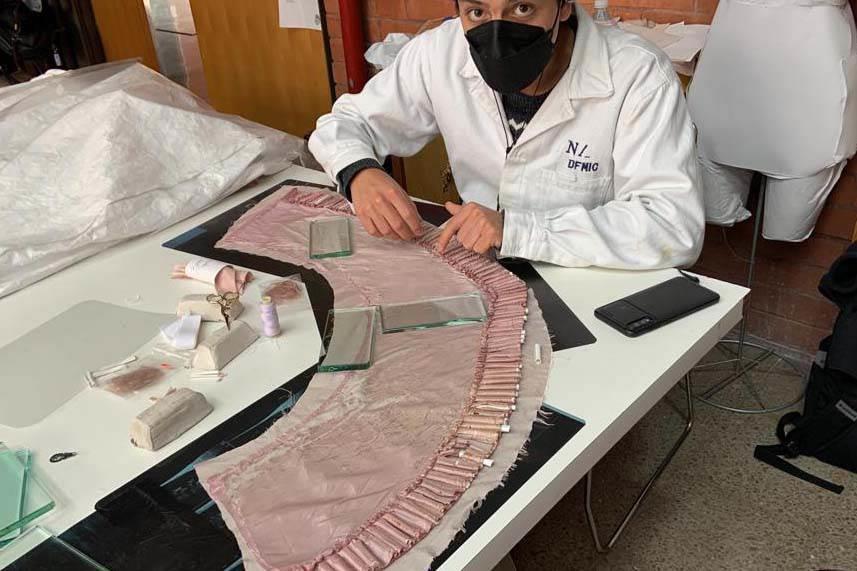 Hilo por hilo, recuperan vestido de Carlota manchado de vino