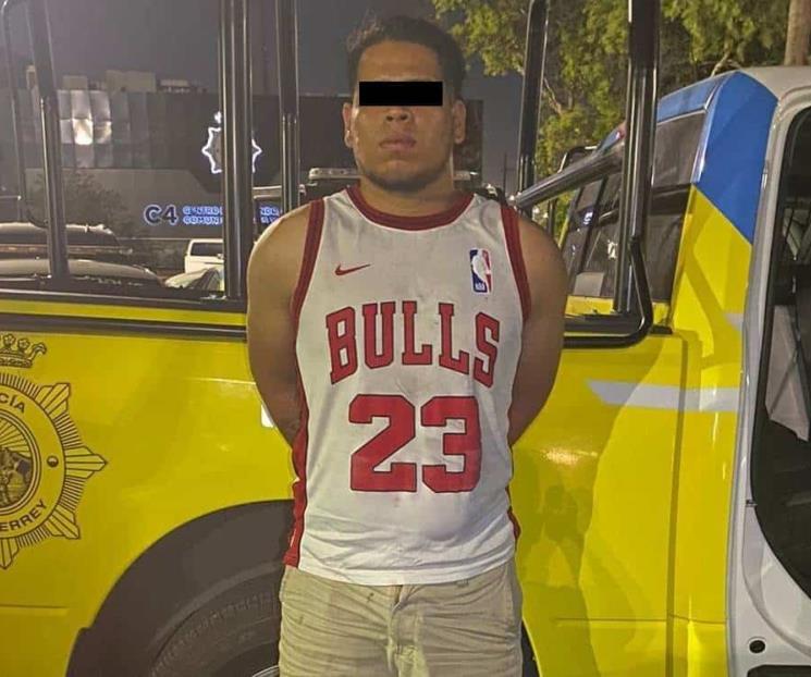Cae por agredir a mujer y a policías