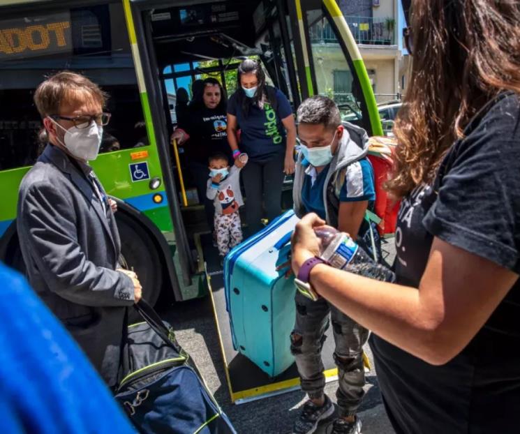 Muere niño migrante en autobús enviado por Texas
