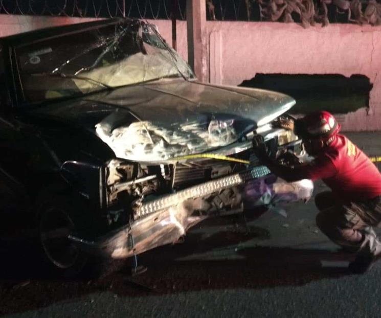 Muere conductor en estrellamiento contra poste