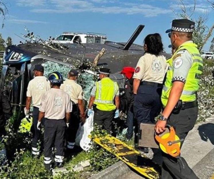 Volcadura deja al menos 7 muertos en autopista México-Qro Volcadura deja al menos 7 muertos en autopista México-Qro