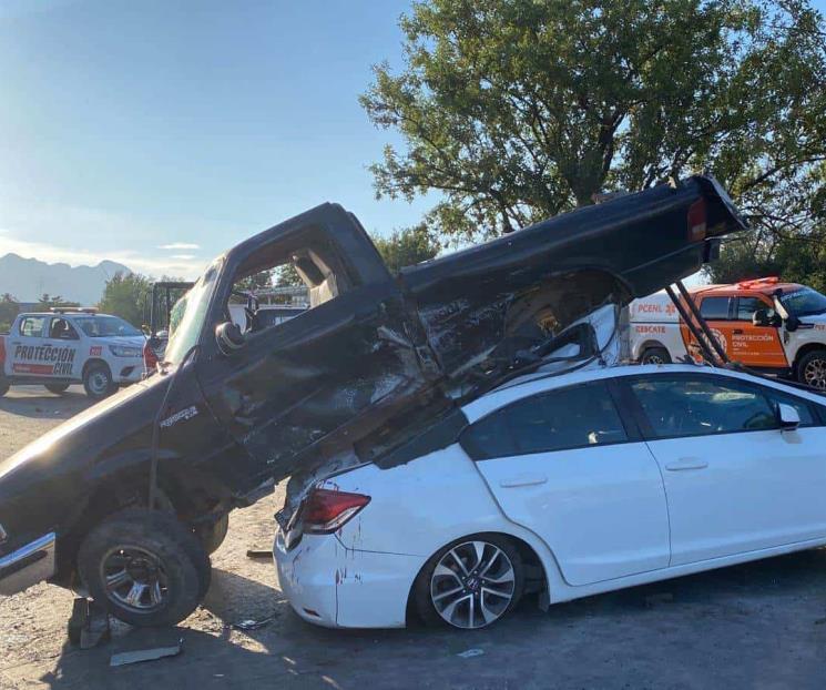 Cae camioneta sobre auto en la Nacional