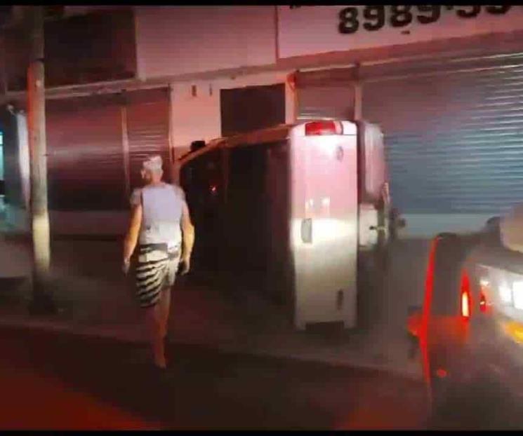 Vuelca camioneta en Mitras Centro
