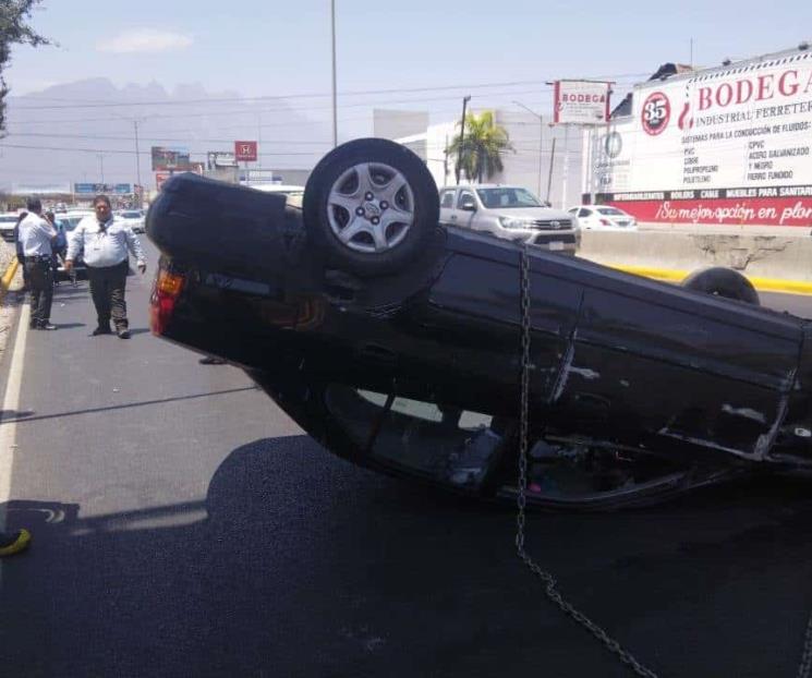 Vuelca auto en avenida Fidel Velázquez