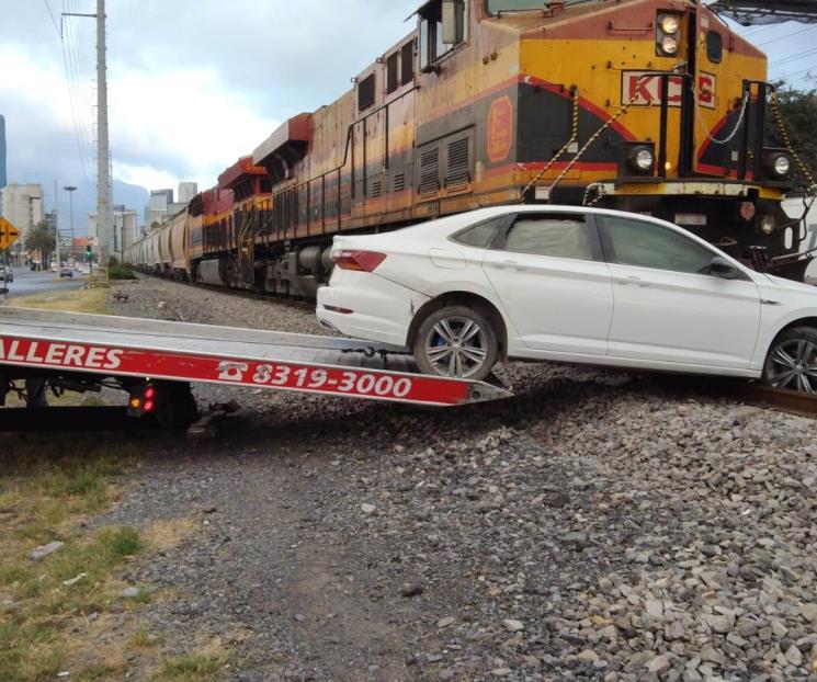 Impacta tren a auto averiado Impacta tren a auto averiado