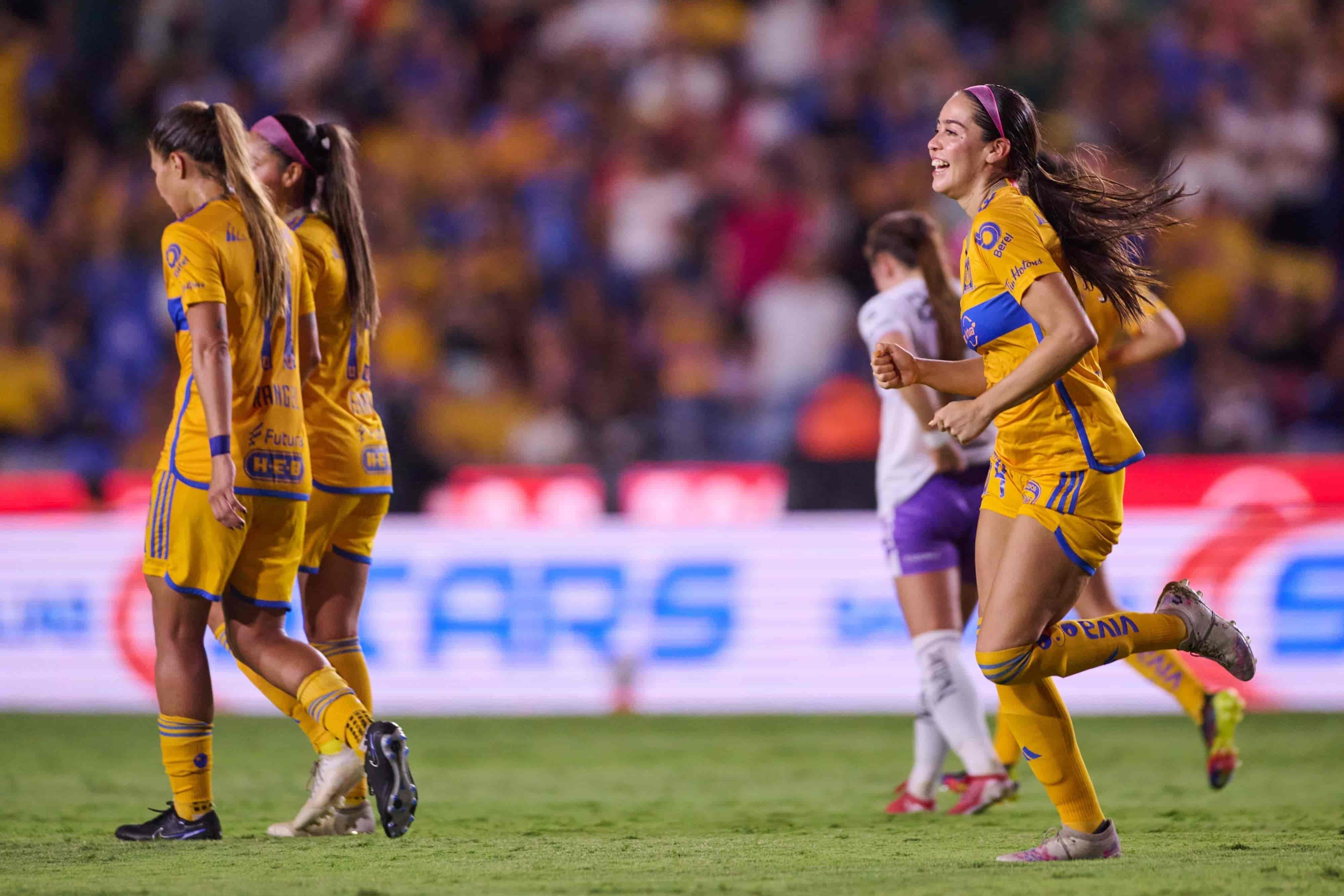 Greta Espinoza anota gol.