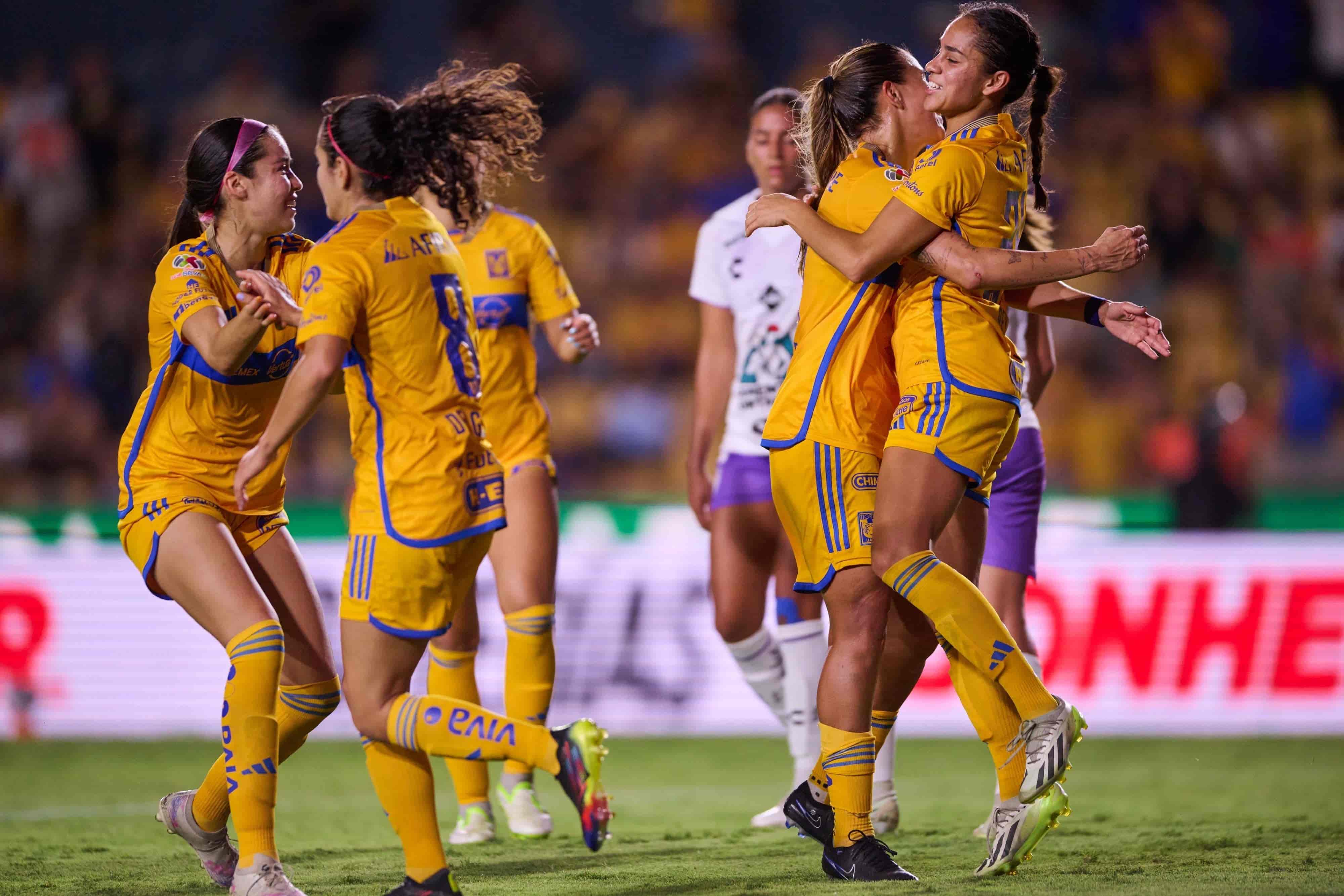 Maricarmen Reyes anota gol.