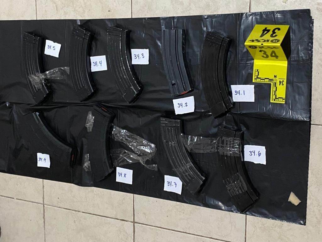 Cuatro armas largas, más de 100 cartuchos hábiles y equipo táctico, fue parte del resultado de un cateo realizado a un domicilio en la Colonia Privada Carlos, en el municipio de Guadalupe.