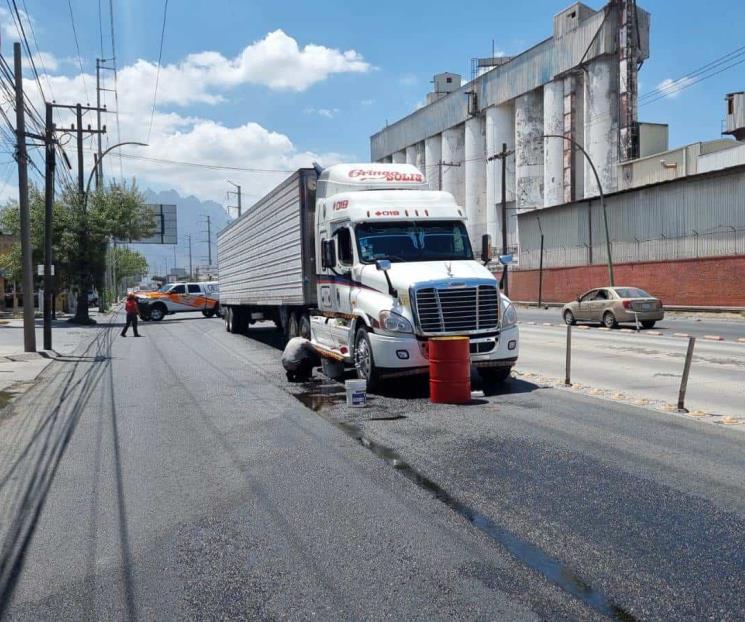 Derrama diésel y ocasiona caos vial