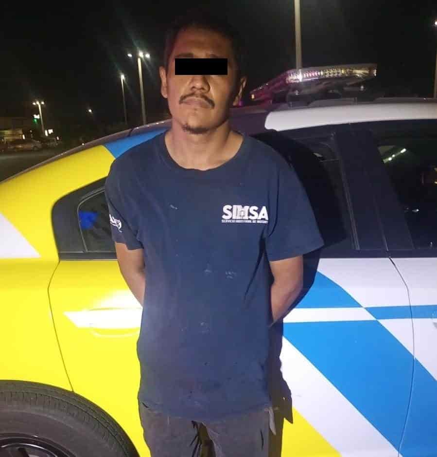 Luego de que presuntamente ingresara al baño de mujeres de una tienda departamental y grabara con su celular a una empleada realizando una necesidad fisiológica, un hombre fue detenido por oficiales de la Secretaría de Seguridad y Protección a la Ciudadanía de Monterrey, en el Fraccionamiento Bernardo Reyes.