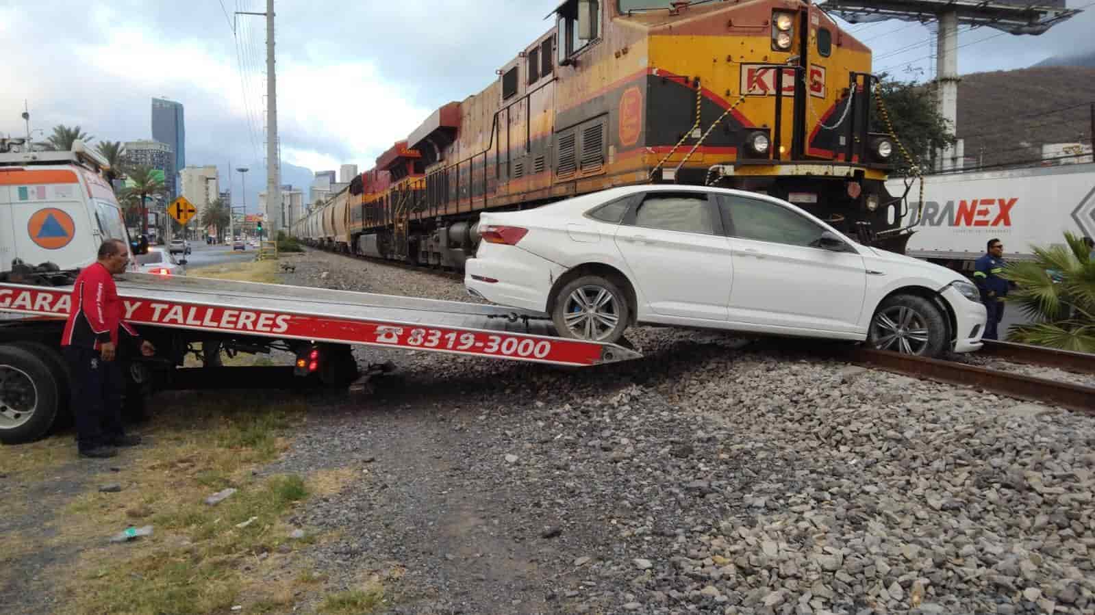 Un vehículo, al parecer averiado, fue impactado y arrastrado por el tren, ayer en la Avenida Pablo A. González a la altura de Calzada San Jerónimo, en la Colonia San Jerónimo, Monterrey, sin que se reportaran lesionados.
