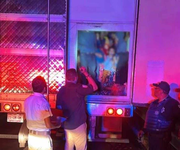 Encuentran a 230 migrantes hacinados en un tráiler en Puebla