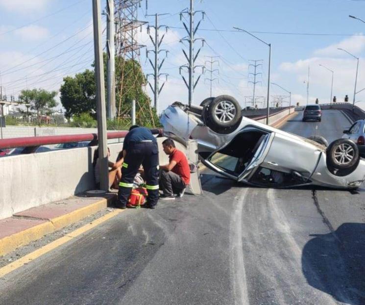 Vuelca auto sobre Av. Garza Sada