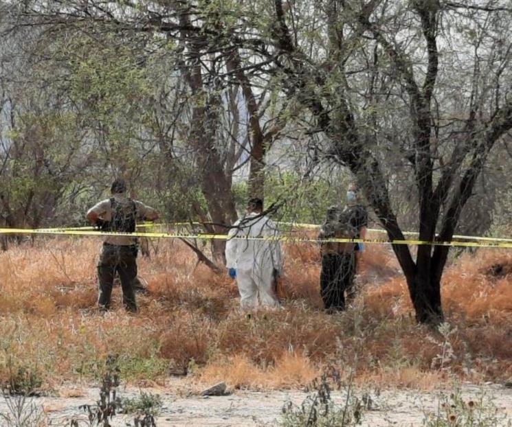 Encuentran cadáver de hombre esposado en Escobedo