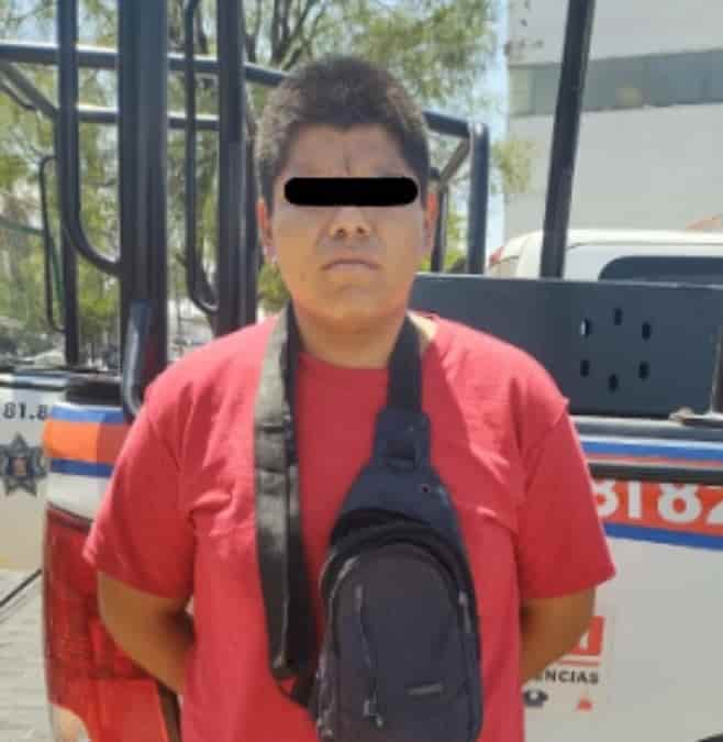 Un presunto narcodistribuidor fue arrestado por elementos de la Policía de Proximidad de Escobedo, cuando realizaba una necesidad fisiológica en la vía pública, en la Colonia Portal del Fraile, municipio de Escobedo.