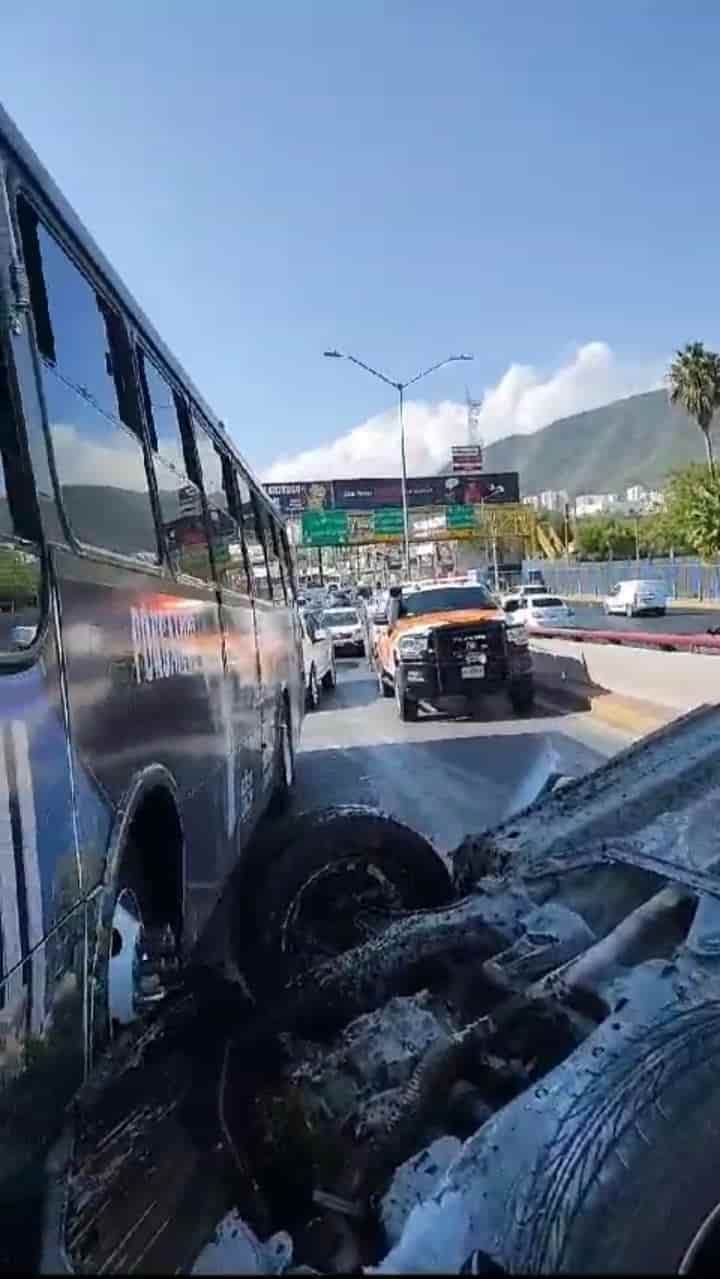 Con diversas lesiones resultó el conductor de un auto luego de volcar en la Avenida Garza Sada a la altura se Lázaro Cárdenas, ayer al sur del municipio de Monterrey.