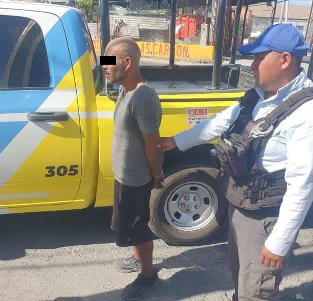 Causa daños a negocio con martillo
