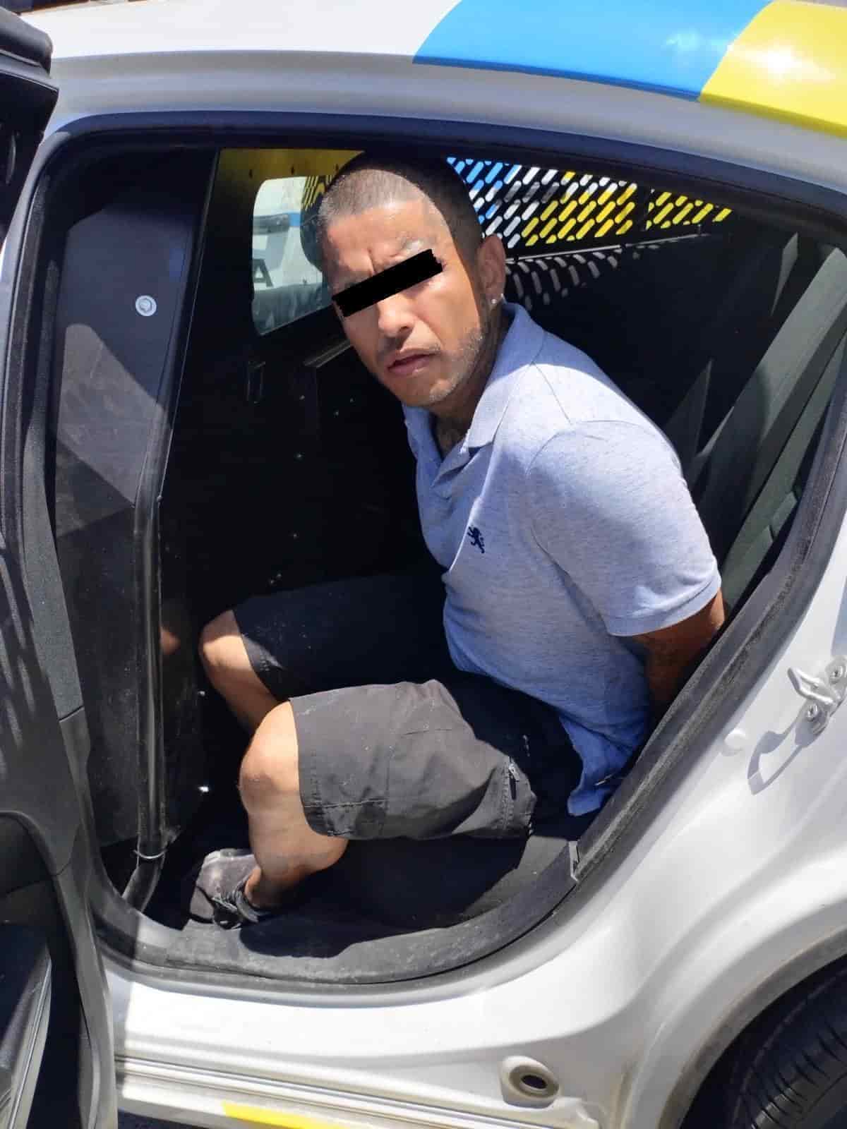 Molesto porque su pareja se había puesto un vestido corto para salir, un hombre presuntamente la golpeó con una tabla y quería atacarla con un cuchillo, por lo que fue detenido por oficiales de la Policía de Monterrey, ayer en la colonia Coyoacán.