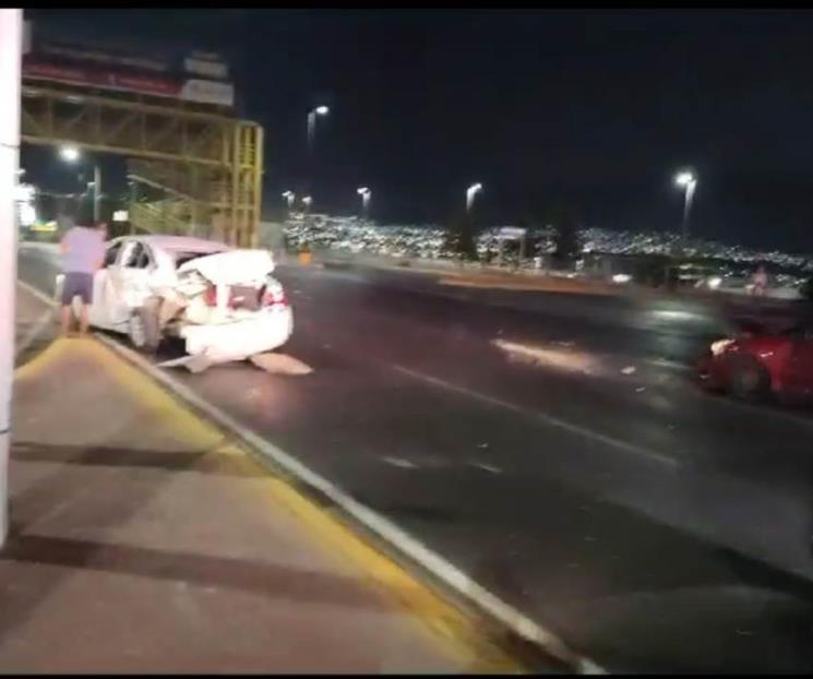 Accidente en Paseo de los Leones deja 2 heridos