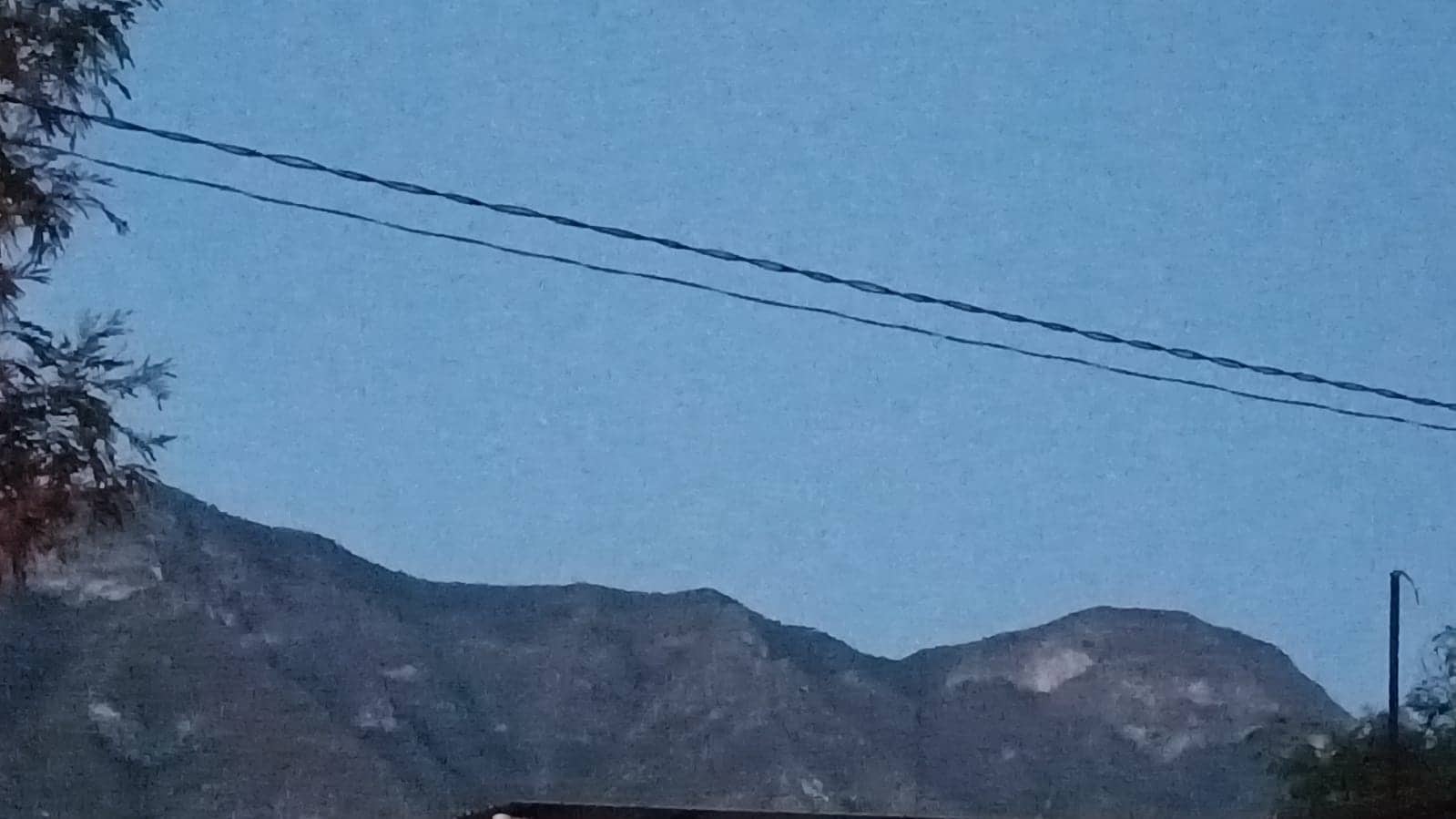 Elementos de Protección Civil del Estado combaten un incendio en el Cerro del Fraile, municipio de Abasolo, donde ante lo accidentado del área se utilizó un helicóptero.