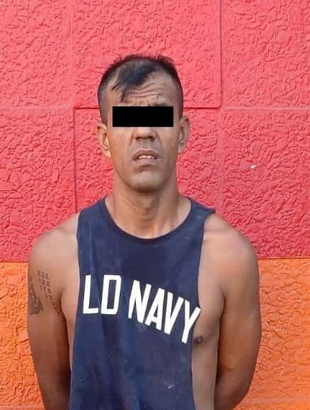 Dos hombres que circulaban en un vehículo que presuntamente fue robado con violencia en Guadalupe, fueron detenidos por oficiales de la Policía de Monterrey, al ser detectados por las cámaras del C-4 en la colonia Mitras Centro, además, cuentan con una orden de aprehensión por delitos contra la salud.