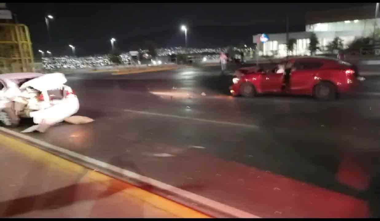 Dos lesionados y daños materiales dejó un choque entre un par de vehículos, ayer en la Avenida Paseo de los Leones a la altura de la Colonia Bosques de las Cumbres, al poniente de Monterrey.