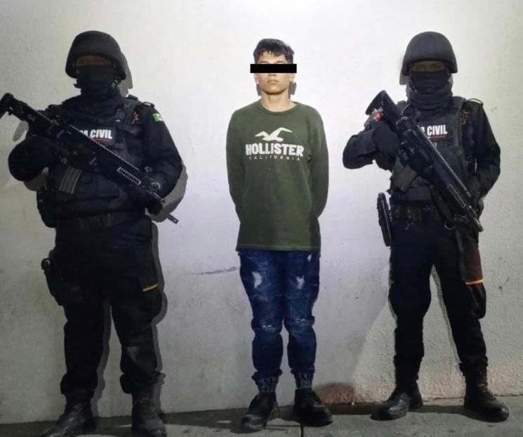 Detienen a joven que arrojó explosivo tras persecución