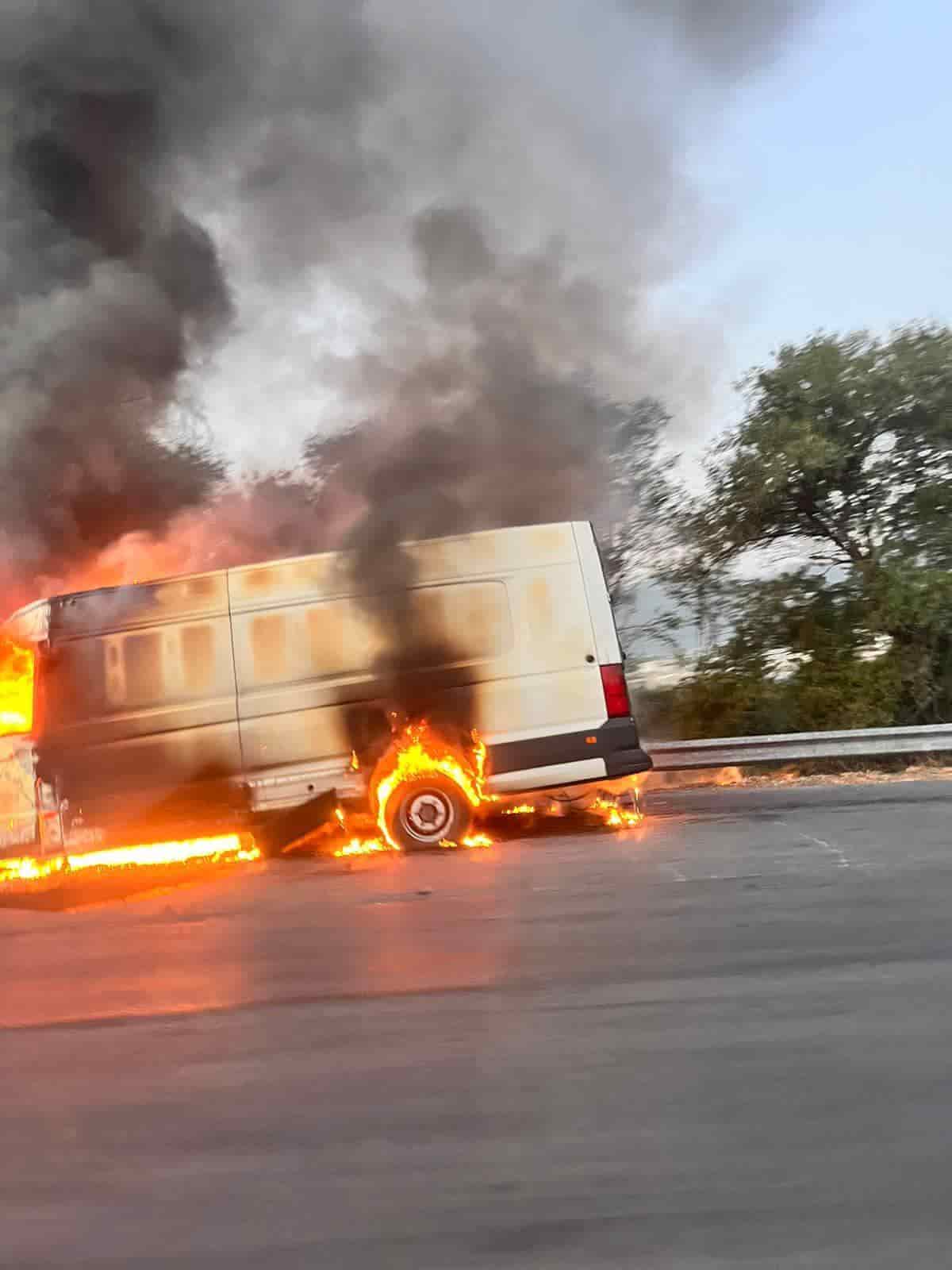 Un transporte de carga se incendió en calles de la Colonia Jardines de San Rafael, ayer en el municipio de Guadalupe, sin que se reportaran lesionados, únicamente daños materiales.