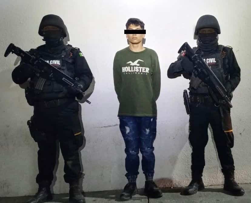 Tras una persecución en la que arrojaron un objeto al parecer explosivo (similar a una granada), un joven que viajaba en motocicleta fue arrestado por elementos de Fuerza Civil, en el Fraccionamiento Colinas del Sol, municipio de Juárez.
